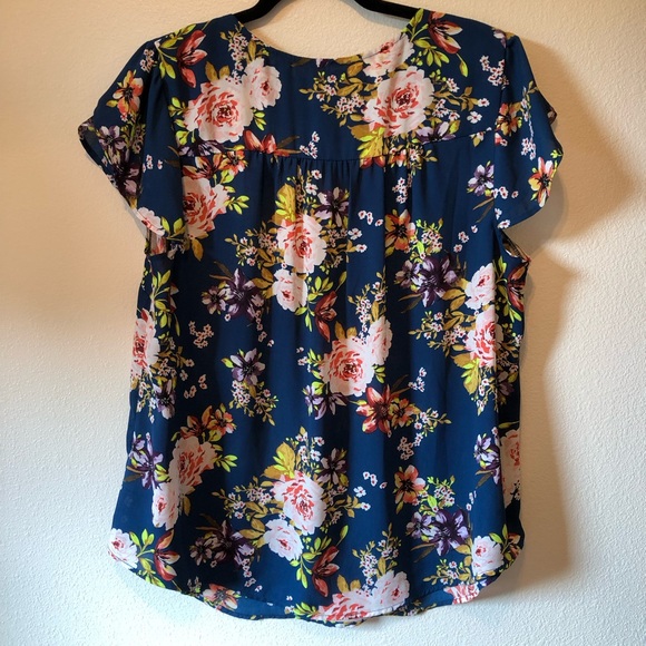 EUC Torrid Size 0 Tulip Sleeve Blouse - Picture 3 of 4